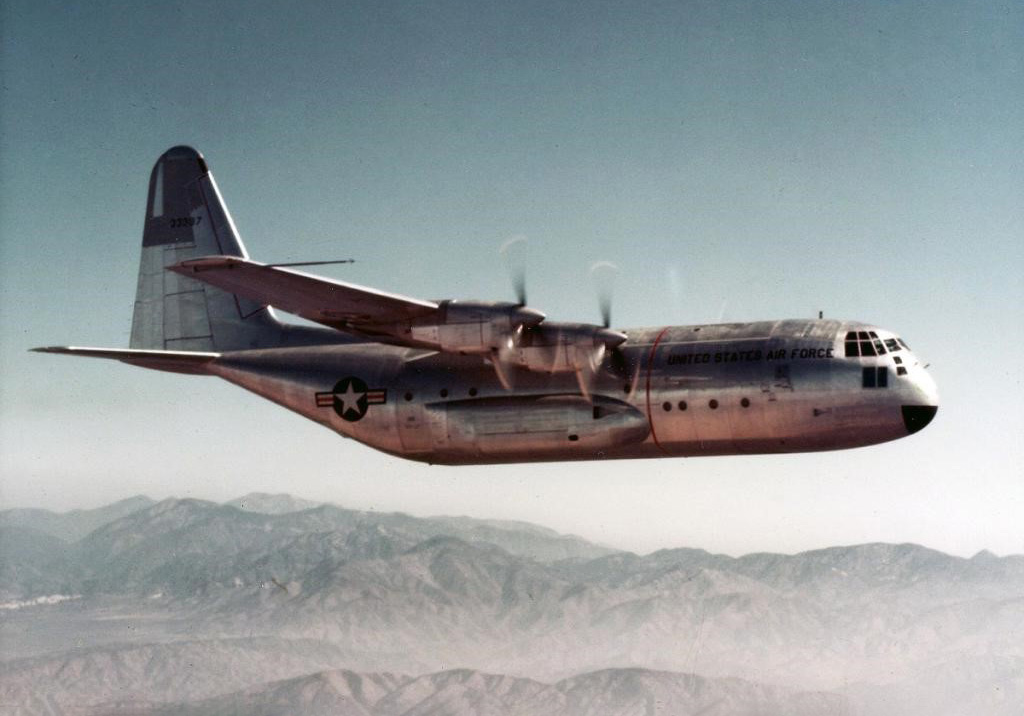 Prototipo del C-130 en su primer vuelo, en California en Agosto de 1954.